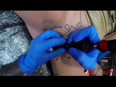 ❤️ tattooed ທີ່ສຸດ Hottie Sully Savage ໄດ້ຮັບ tattoo ສຸດ clitoris ຂອງນາງ ❤️❌ ໜັງໂປ້ພາສາລັດເຊຍ ທີ່ lo.appassistance.ru